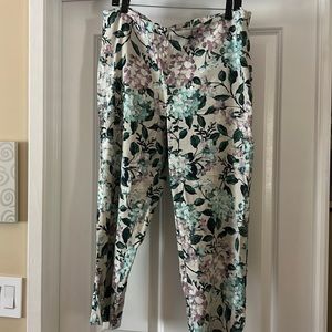 K. Jill Linen Stretch Capri Pant. Beige with Floral. Petit Large